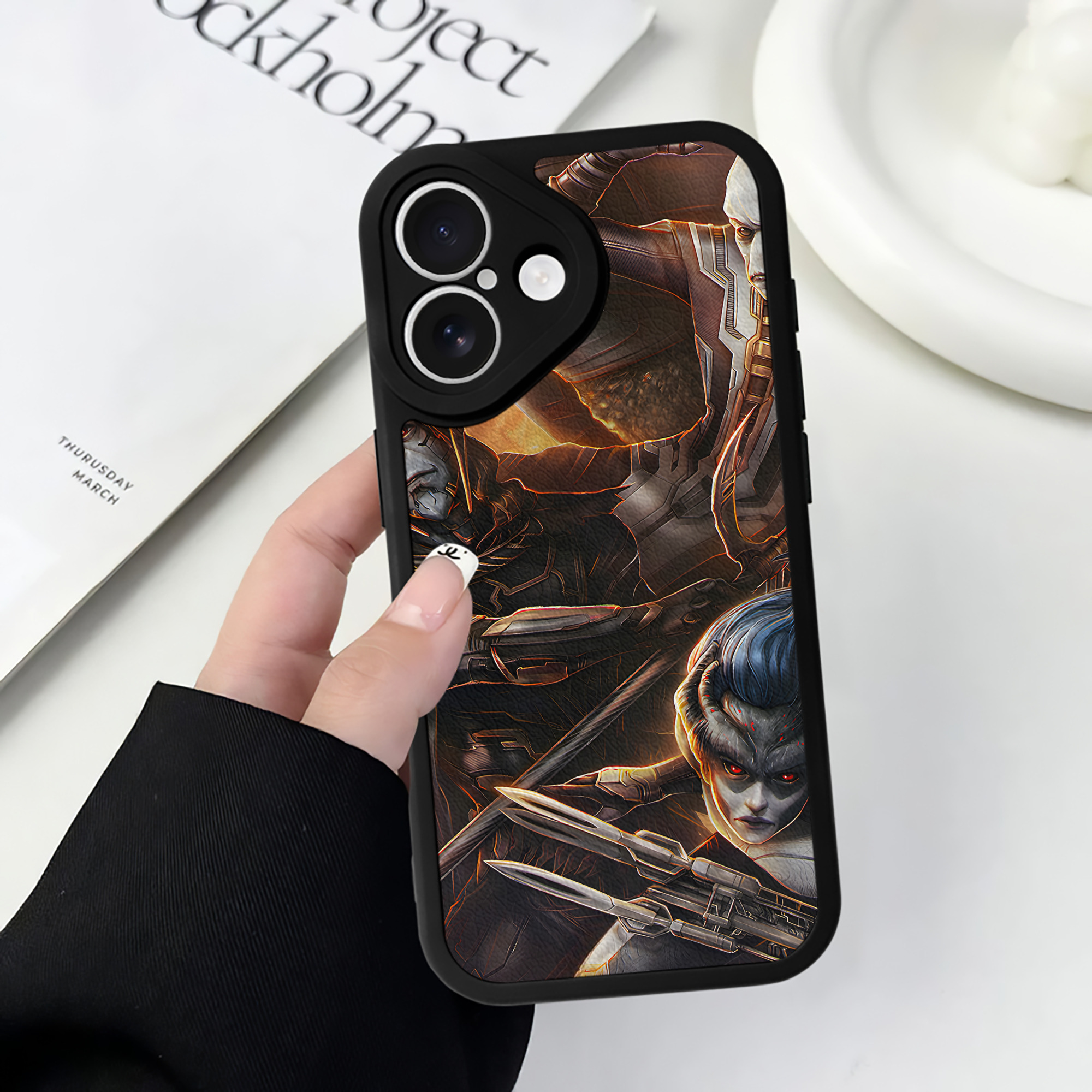（画像用） アベンジャーズ The Avengers 【iPhone 16シリーズ対応】シリコンスマホケース（レザー調） 材質：シリコン